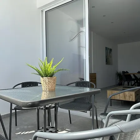 Modern Seaside Retreat Near Nissi Apartment *